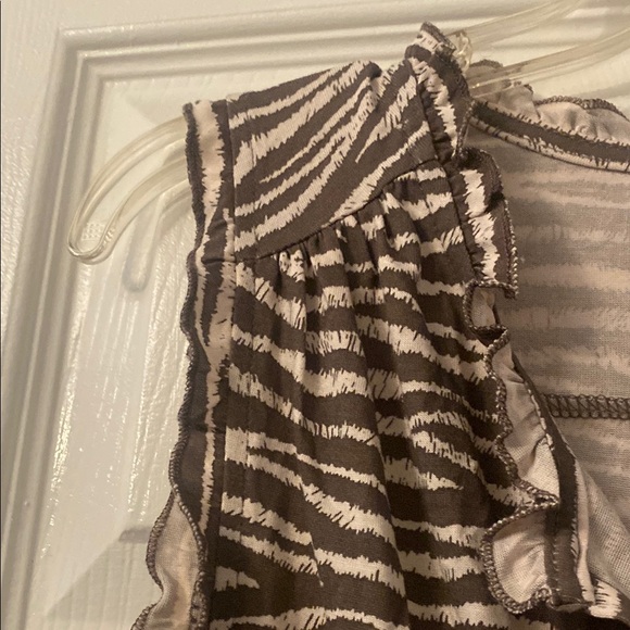 Brown Tan Ruffled Sleeveless Blouse - Picture 3 of 8